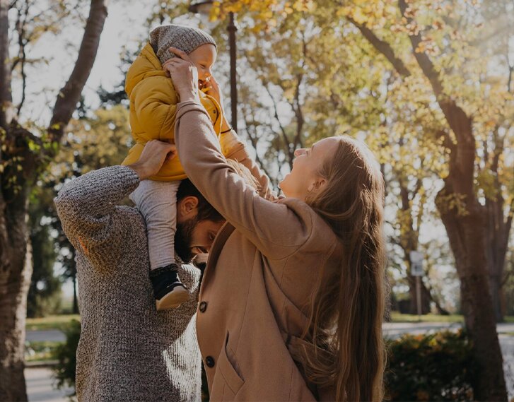 Familia paseando por el parque