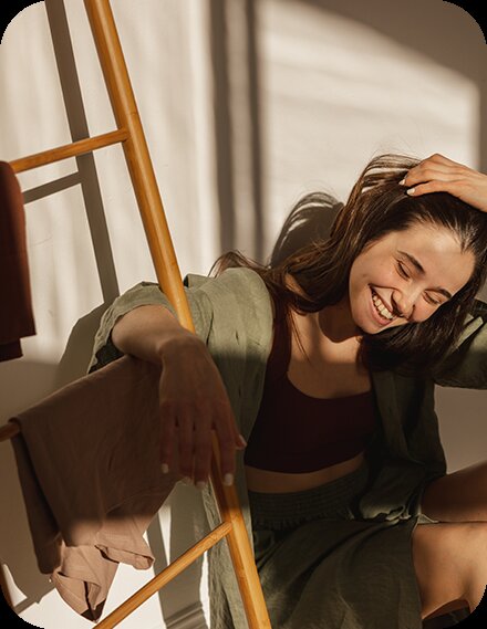 Mujer sonriendo en casa